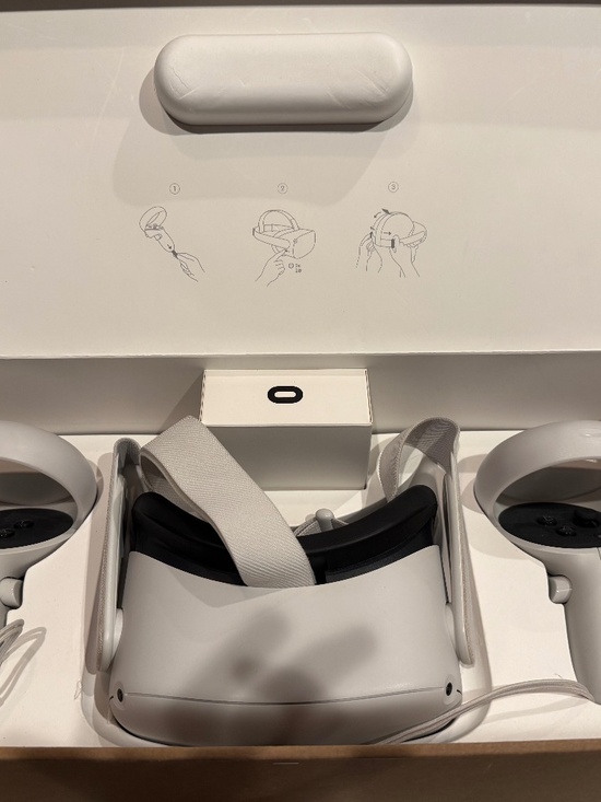 Meta Quest 2 headset - Picture 1 of 9